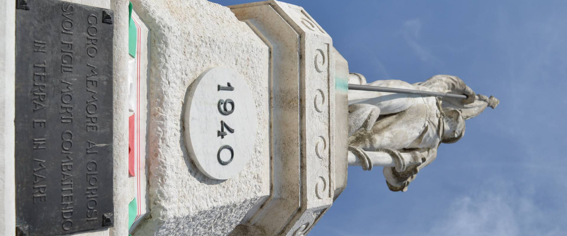 Monumento ai Caduti - Goro foto di Smillallims